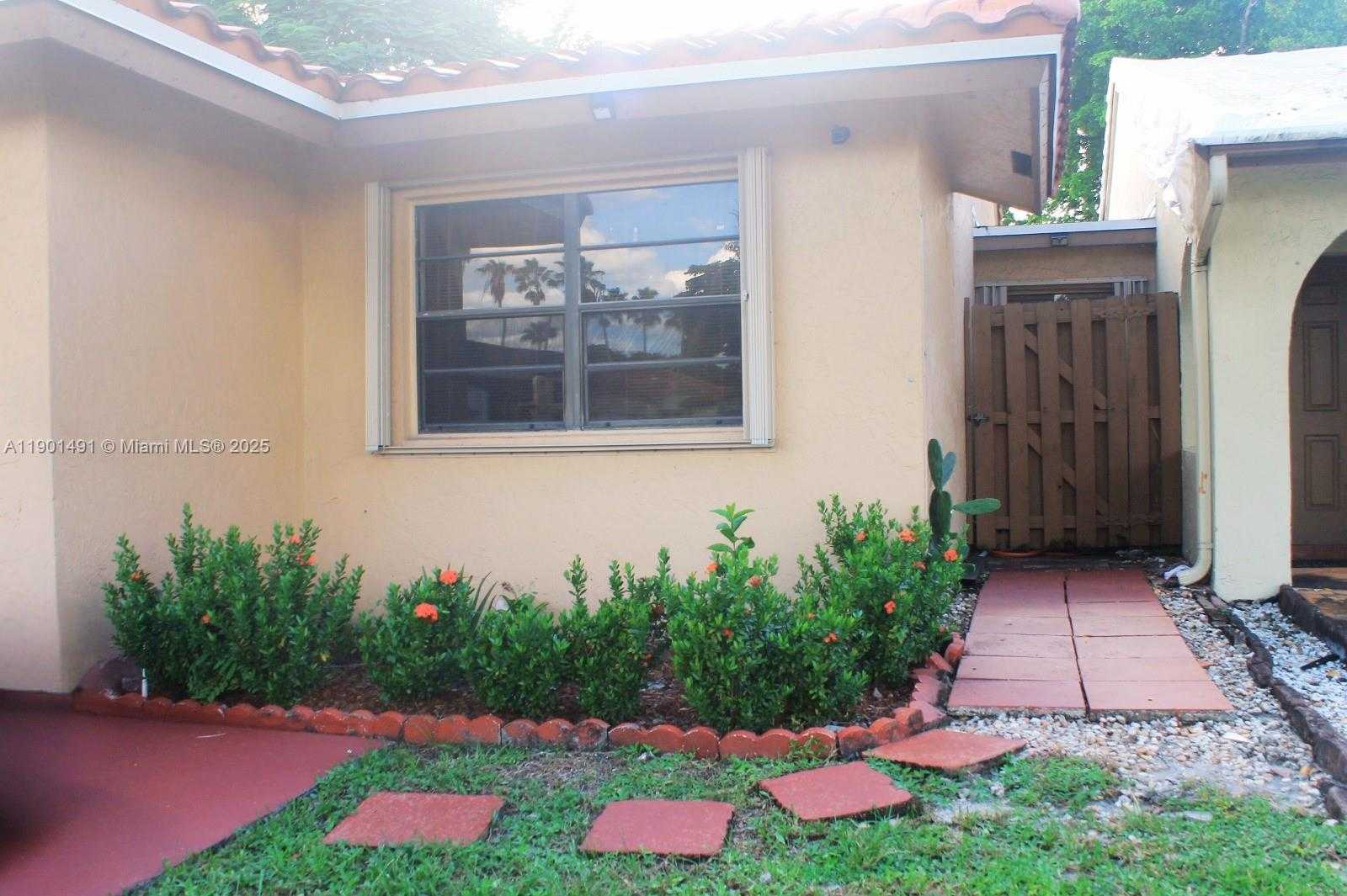 Small Image of 17320 NORTH WEST 66TH PL, Hialeah Number 2