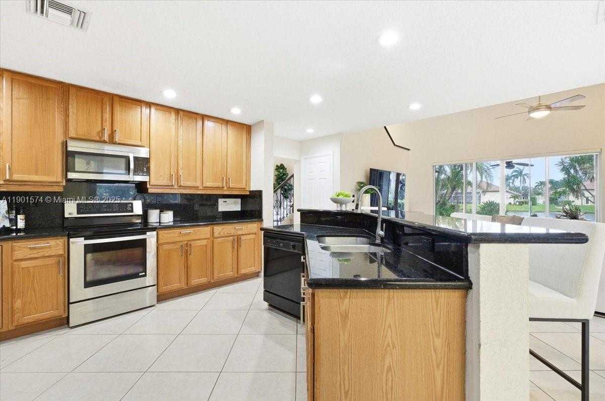 Small Image of 13931 NORTH WEST 19TH ST, Pembroke Pines Number 24