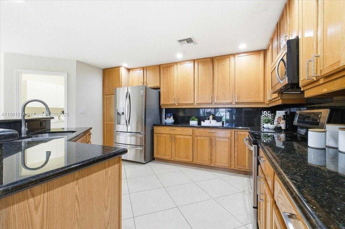 Small Image of 13931 NORTH WEST 19TH ST, Pembroke Pines Number 25