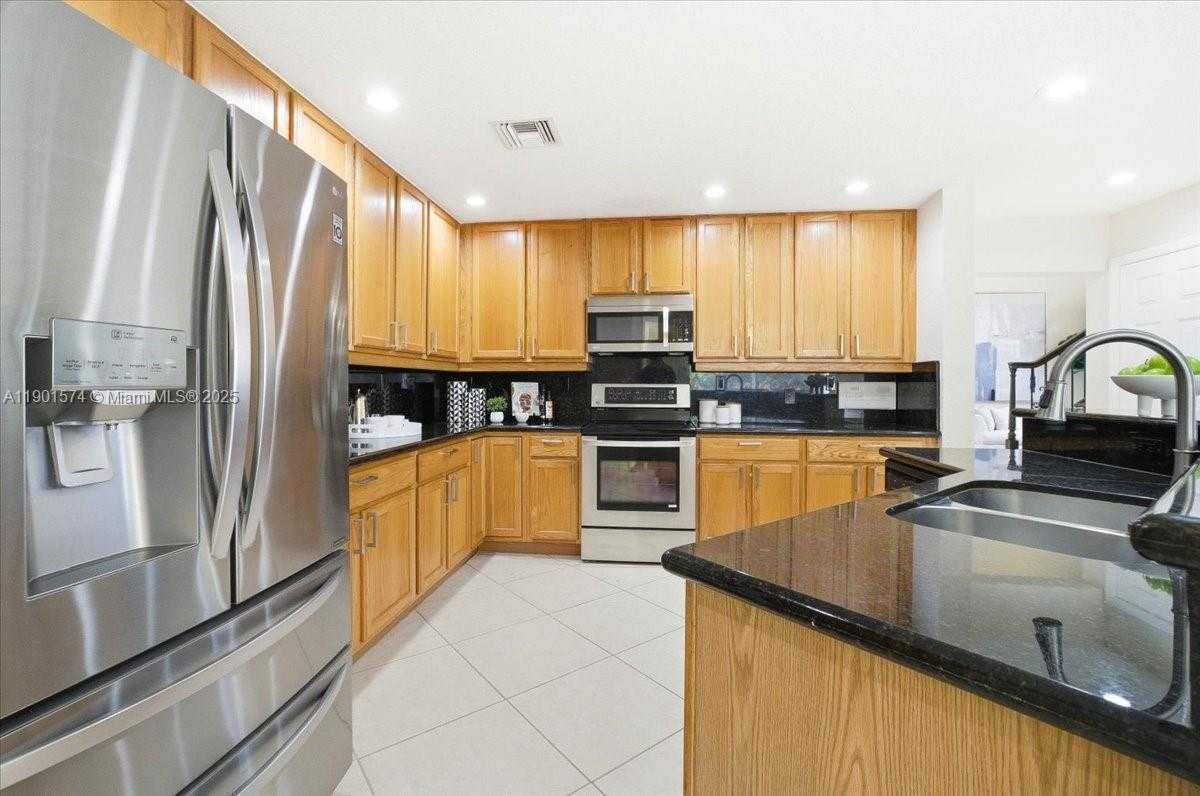 Small Image of 13931 NORTH WEST 19TH ST, Pembroke Pines Number 26