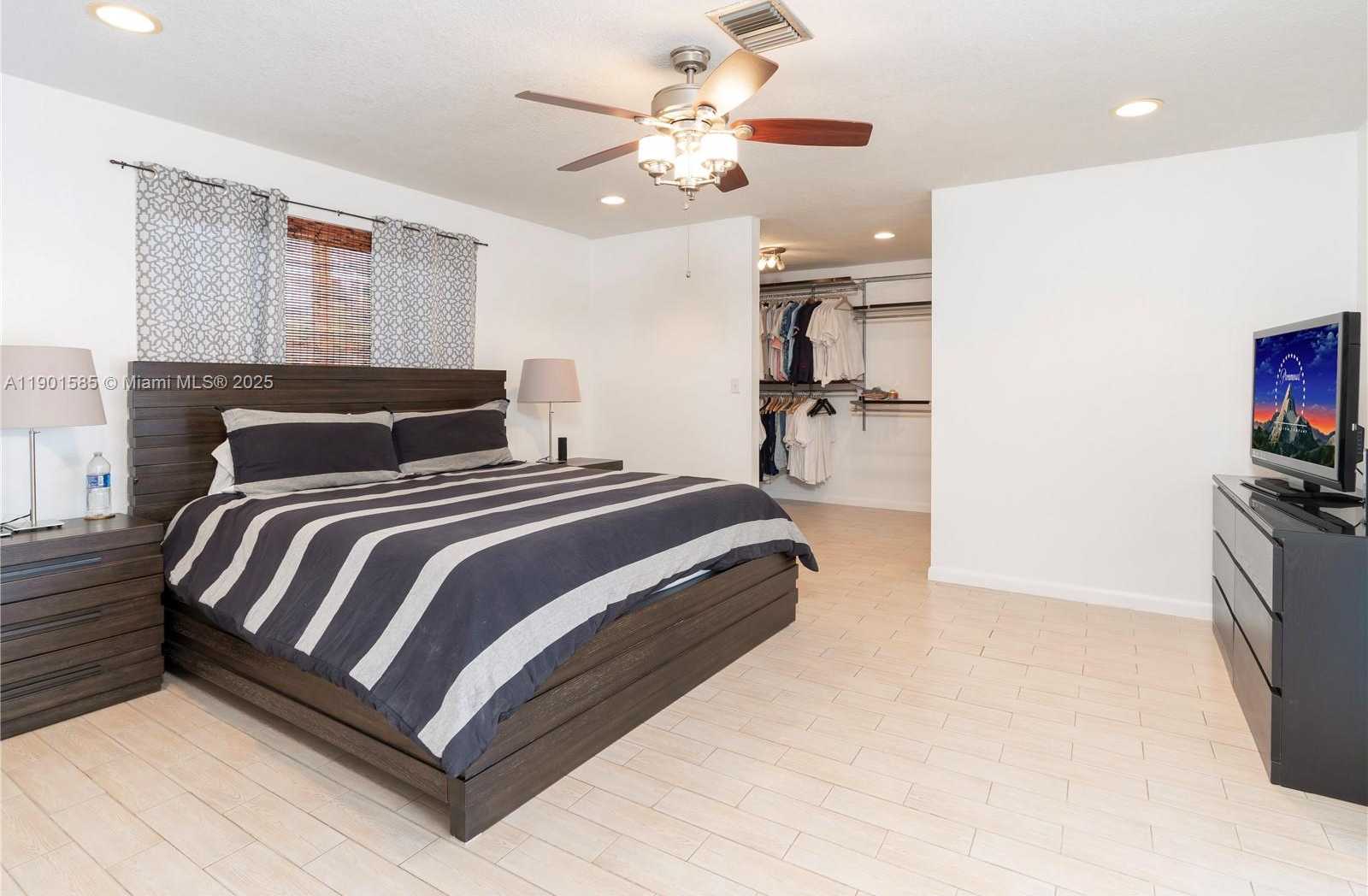 Small Image of 5124 MCKINLEY ST, Hollywood Number 10