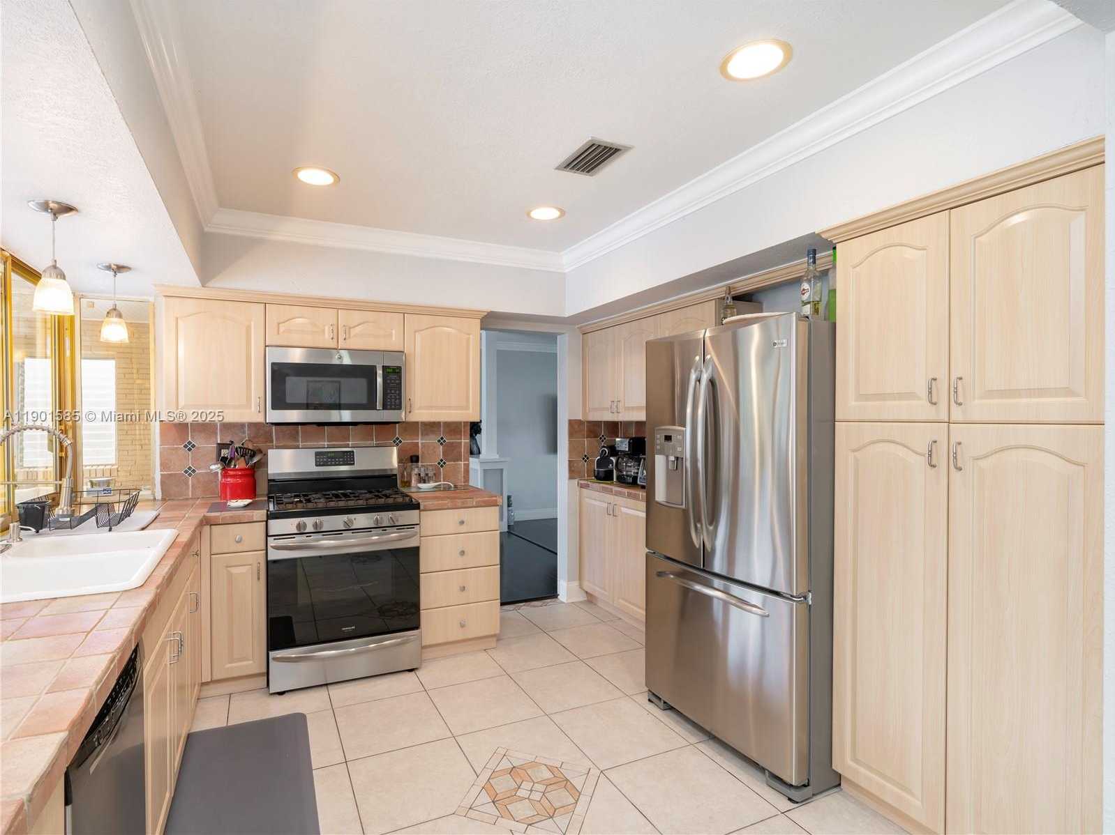 Small Image of 5124 MCKINLEY ST, Hollywood Number 4