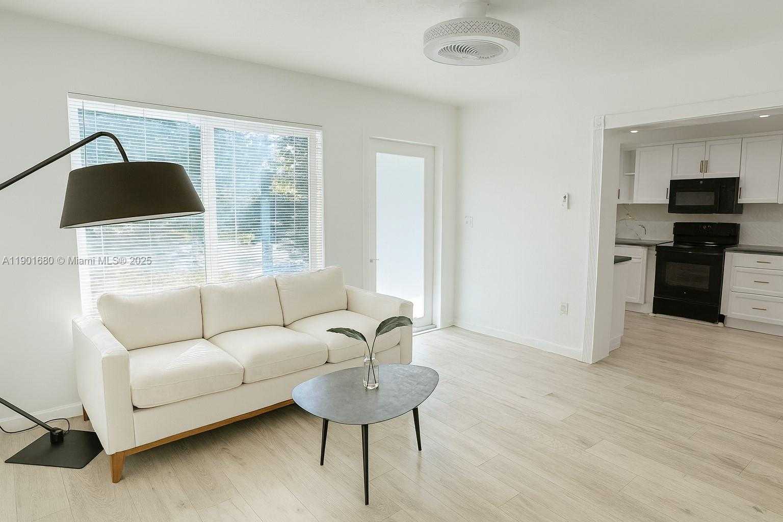 Small Image of 6317 CLEVELAND ST, Hollywood Number 2