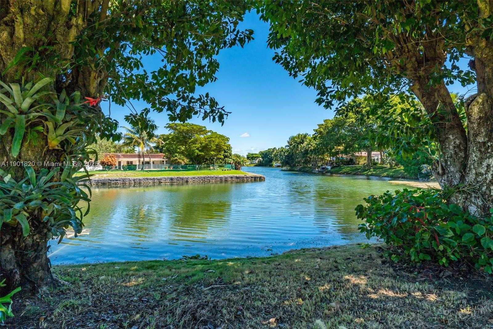 Small Image of 10945 SOUTH WEST 75TH CT, Pinecrest Number 5