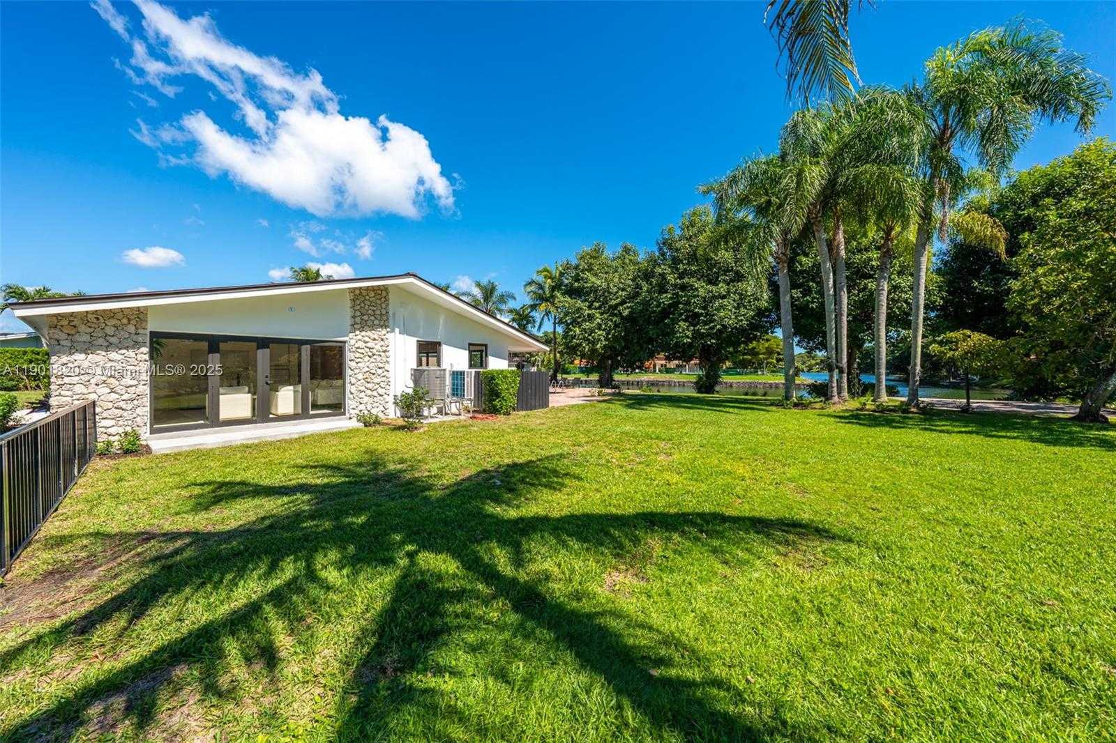 Small Image of 10945 SOUTH WEST 75TH CT, Pinecrest Number 84