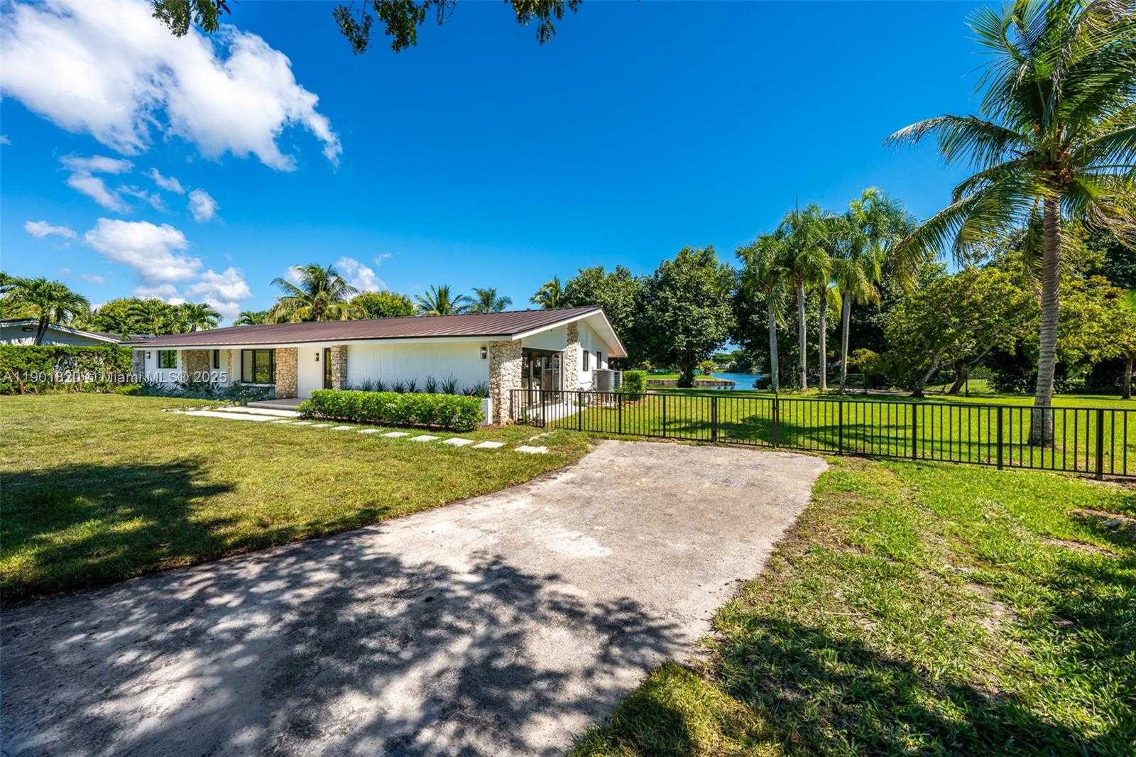 Small Image of 10945 SOUTH WEST 75TH CT, Pinecrest Number 85