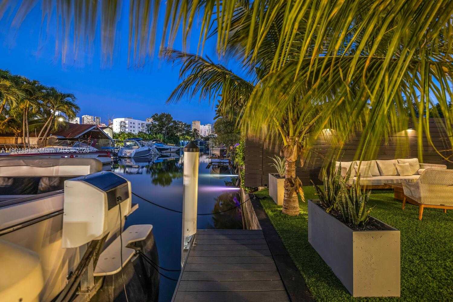 Small Image of 901 NORTH WEST 7TH ST RD, Miami Number 2