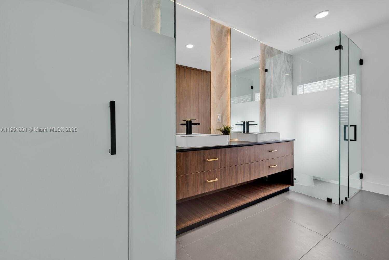 Small Image of 901 NORTH WEST 7TH ST RD, Miami Number 20