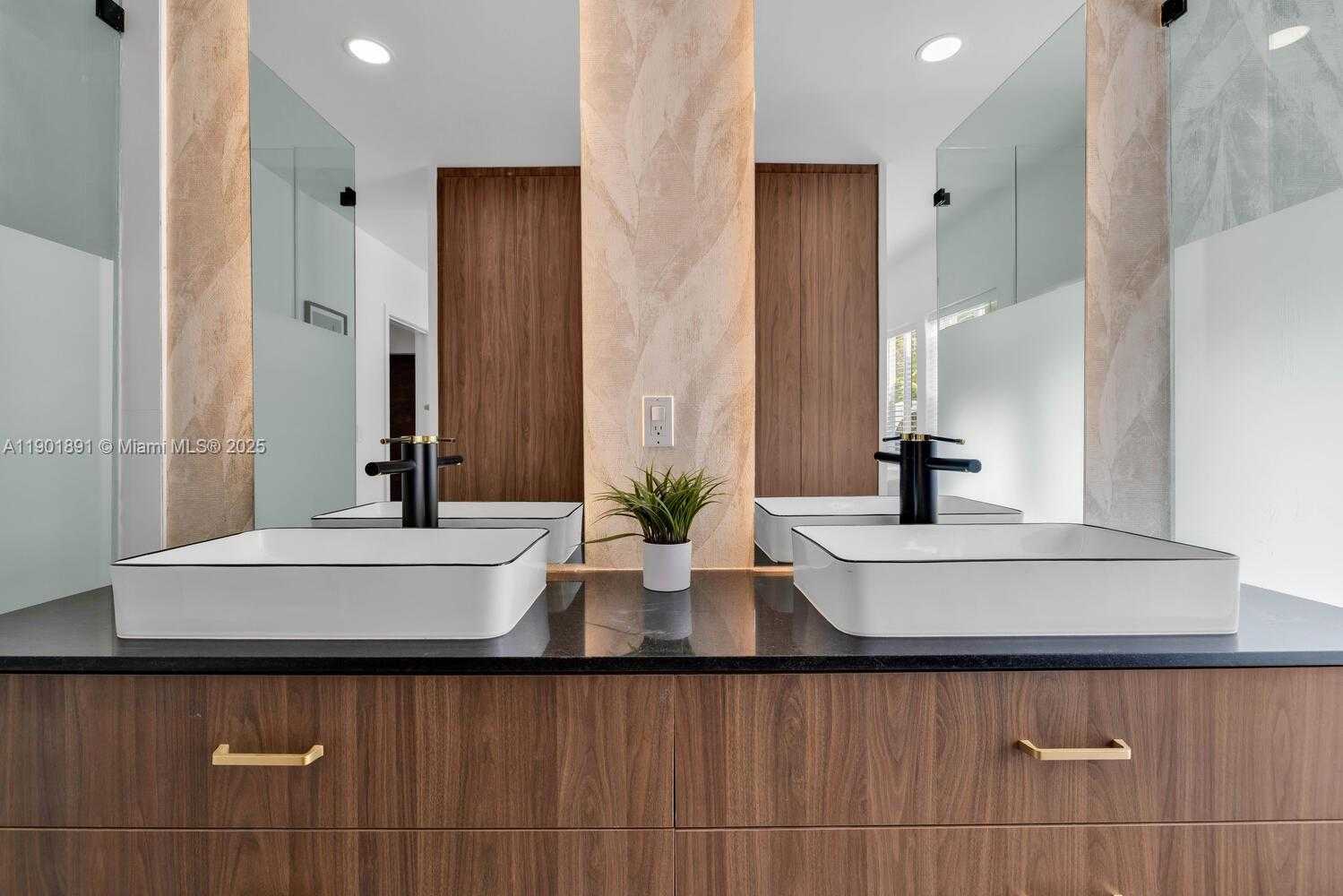 Small Image of 901 NORTH WEST 7TH ST RD, Miami Number 21