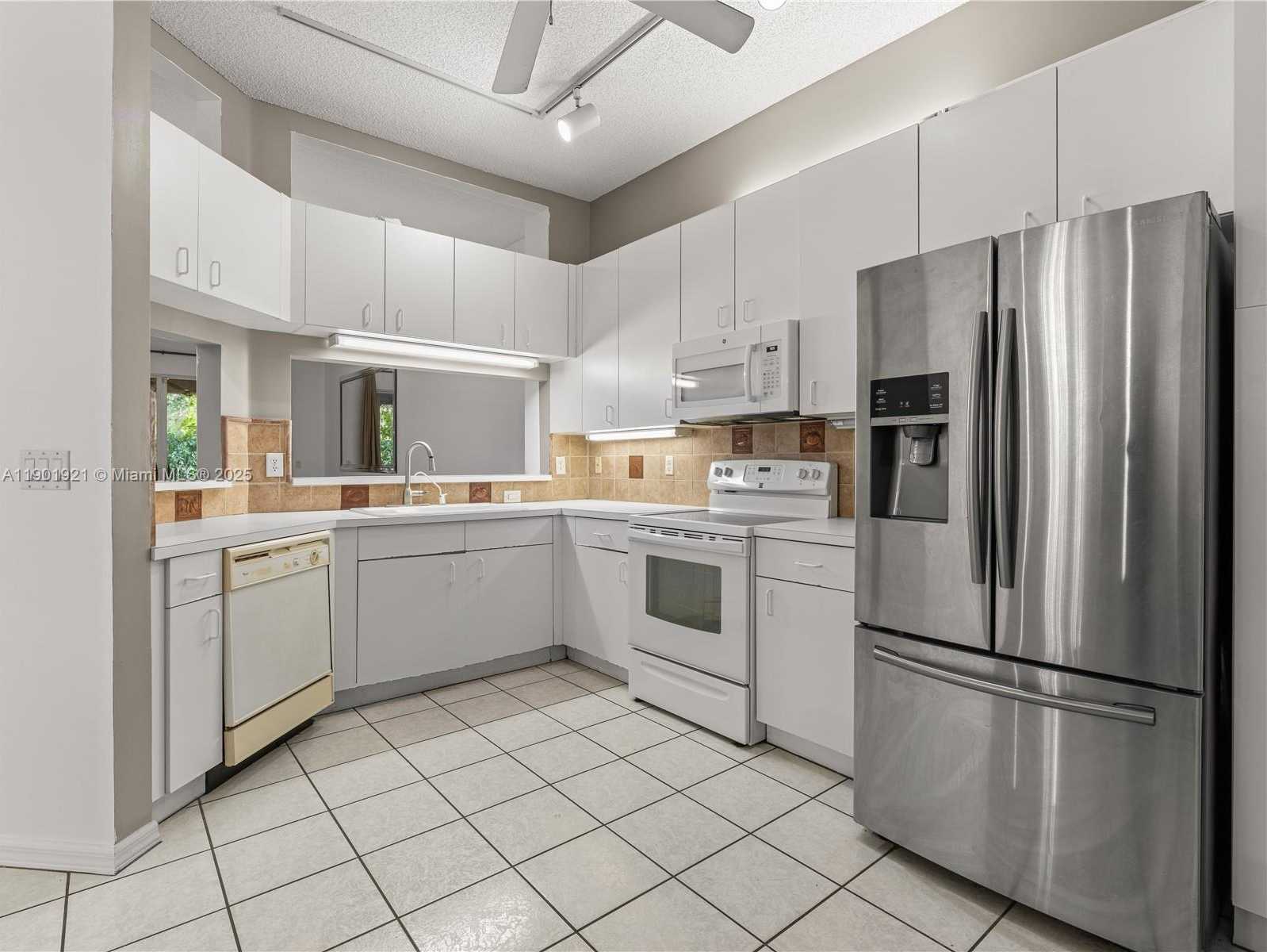 Small Image of 10168 LOMBARDY DR, Tamarac Number 14