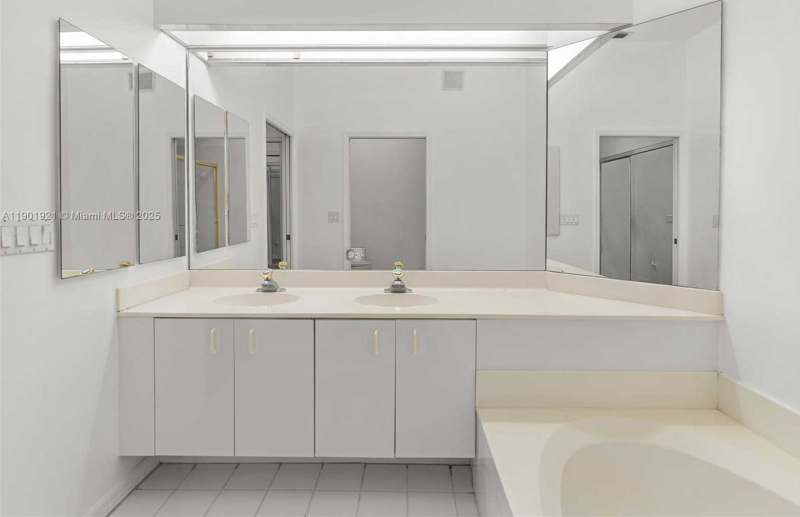 Small Image of 10168 LOMBARDY DR, Tamarac Number 17