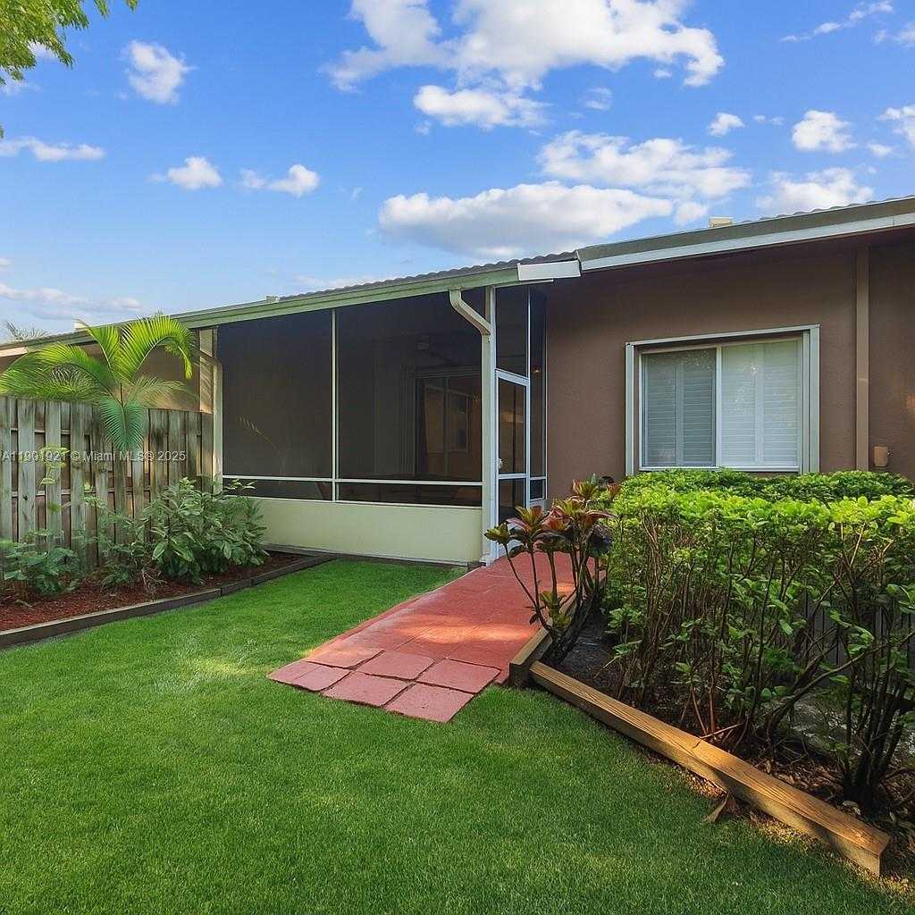 Small Image of 10168 LOMBARDY DR, Tamarac Number 21