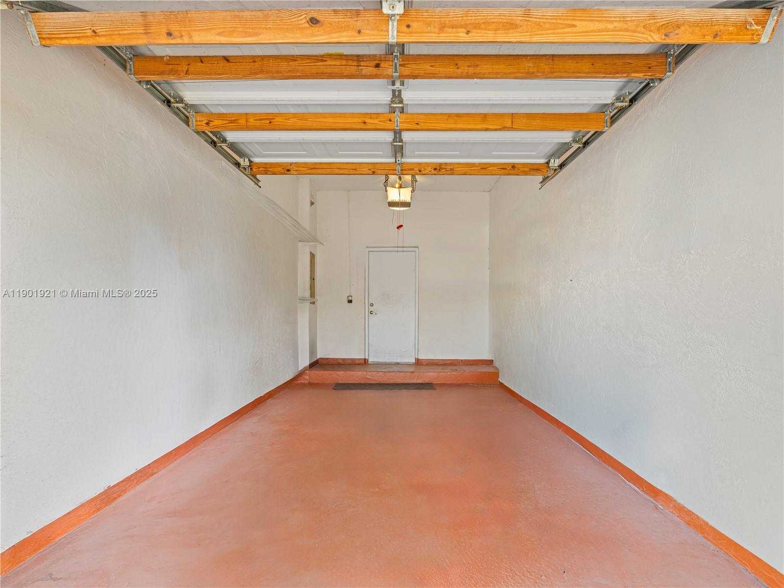 Small Image of 10168 LOMBARDY DR, Tamarac Number 23