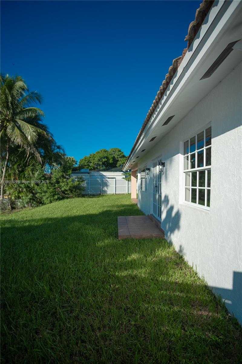Small Image of 15002 SOUTH WEST 67TH LN, Miami Number 48