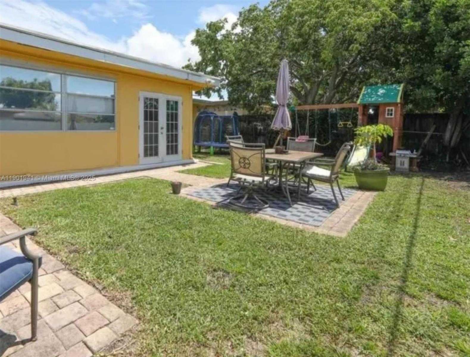 Small Image of 8520 NORTH WEST 10TH ST, Pembroke Pines Number 2