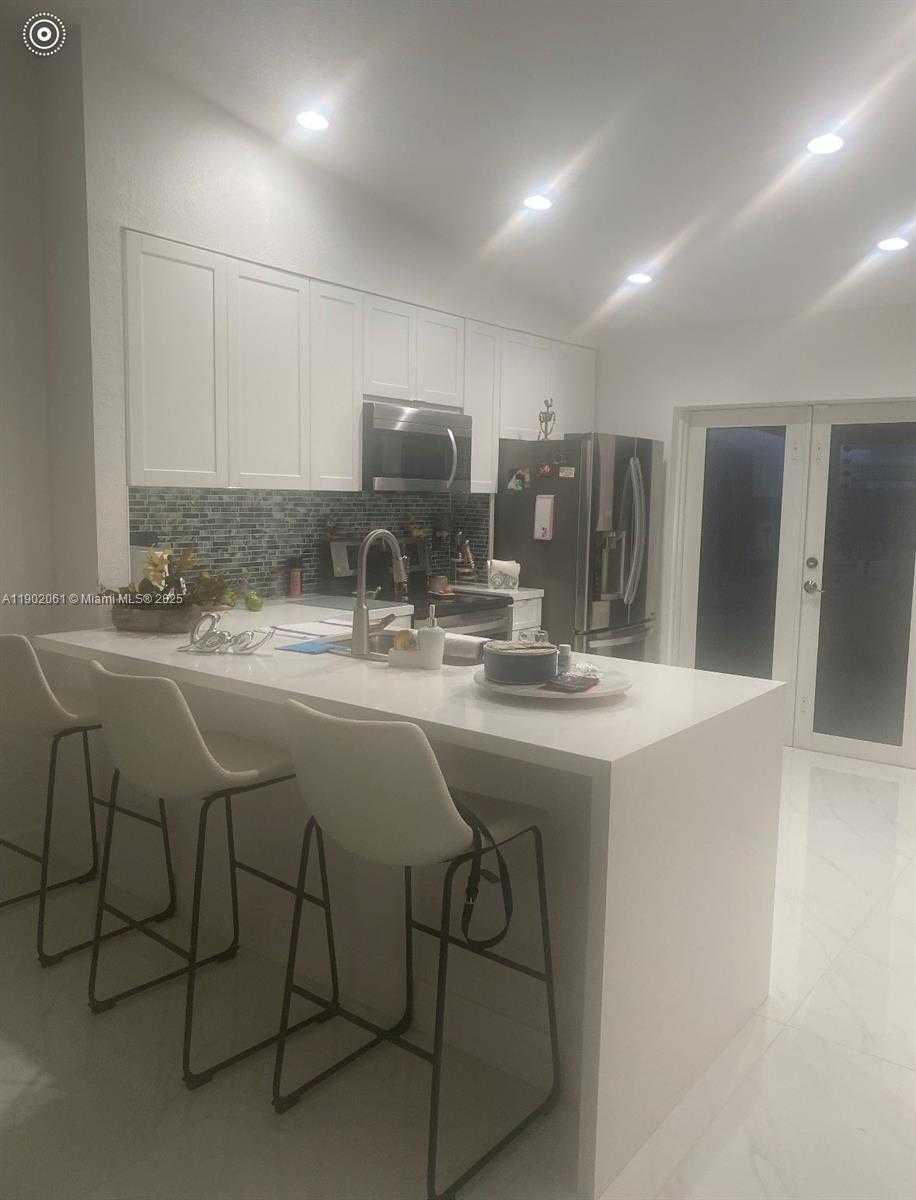 Small Image of 7539 NORTH WEST 173RD TER, Hialeah Number 2