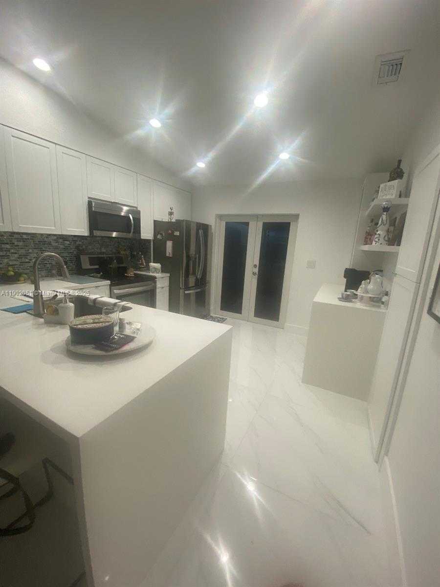 Small Image of 7539 NORTH WEST 173RD TER, Hialeah Number 3