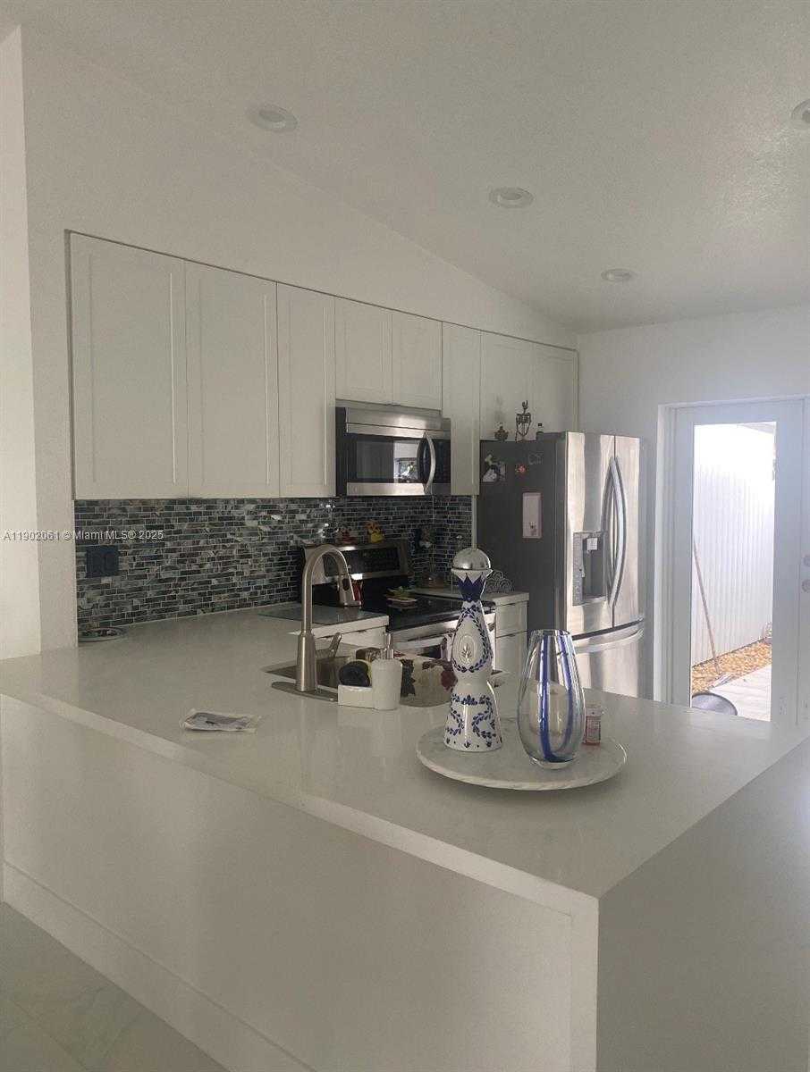 Small Image of 7539 NORTH WEST 173RD TER, Hialeah Number 5