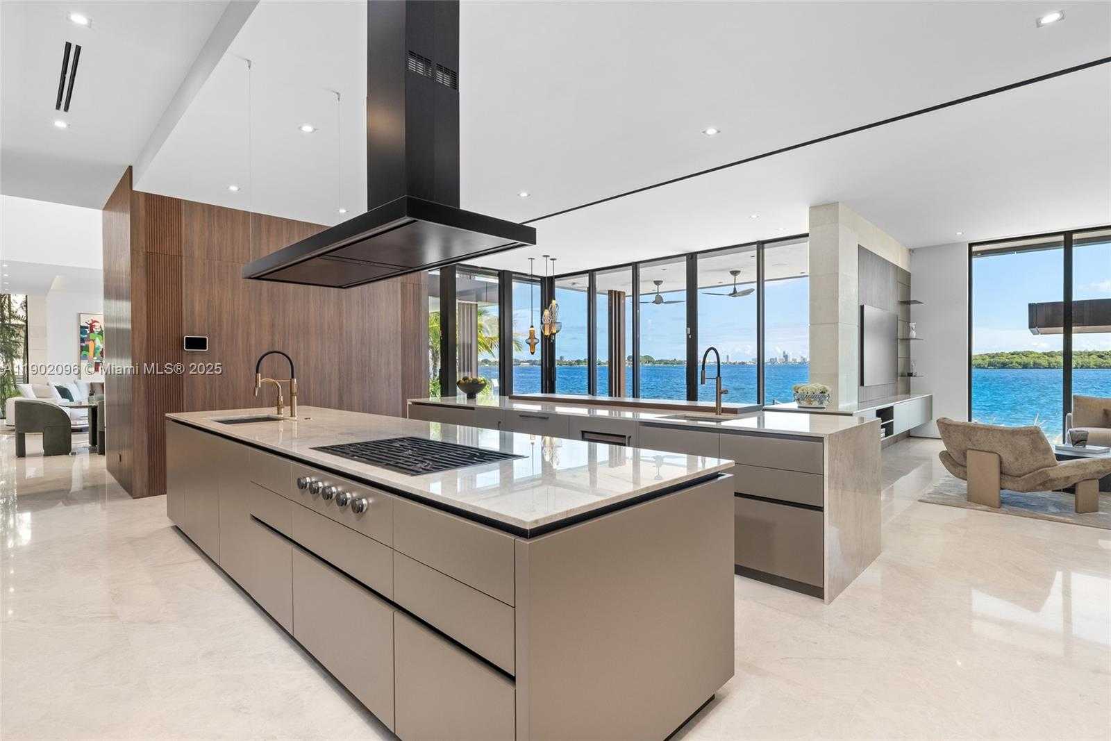 Small Image of 11404 NORTH BAYSHORE DR, North Miami Number 17