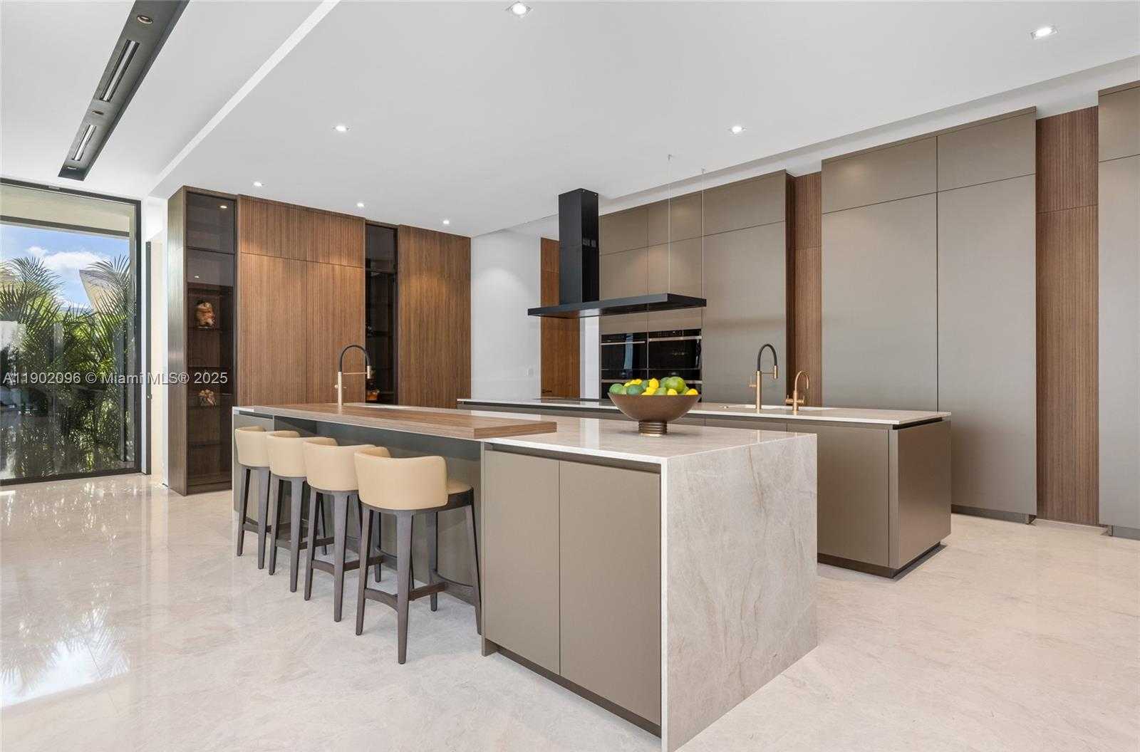 Small Image of 11404 NORTH BAYSHORE DR, North Miami Number 20