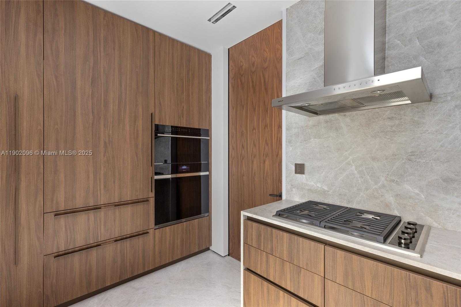 Small Image of 11404 NORTH BAYSHORE DR, North Miami Number 27