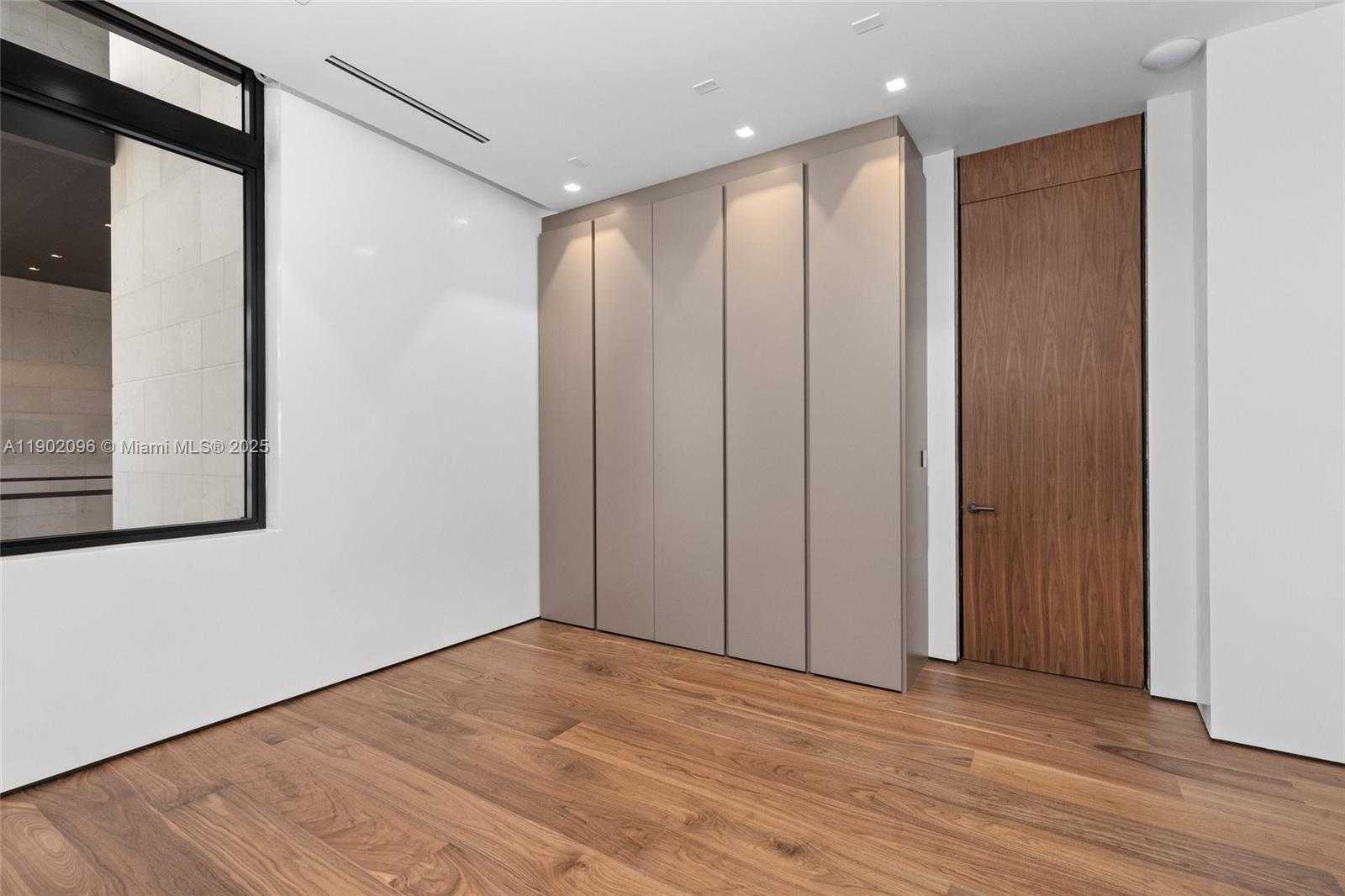 Small Image of 11404 NORTH BAYSHORE DR, North Miami Number 32