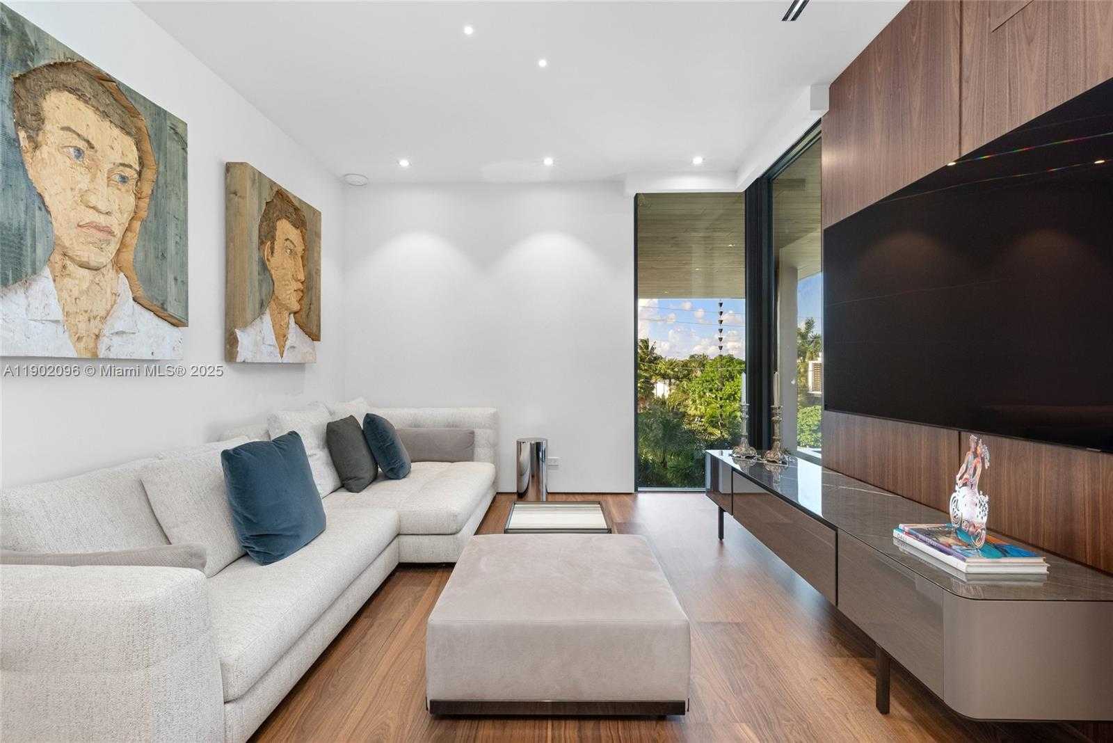 Small Image of 11404 NORTH BAYSHORE DR, North Miami Number 35