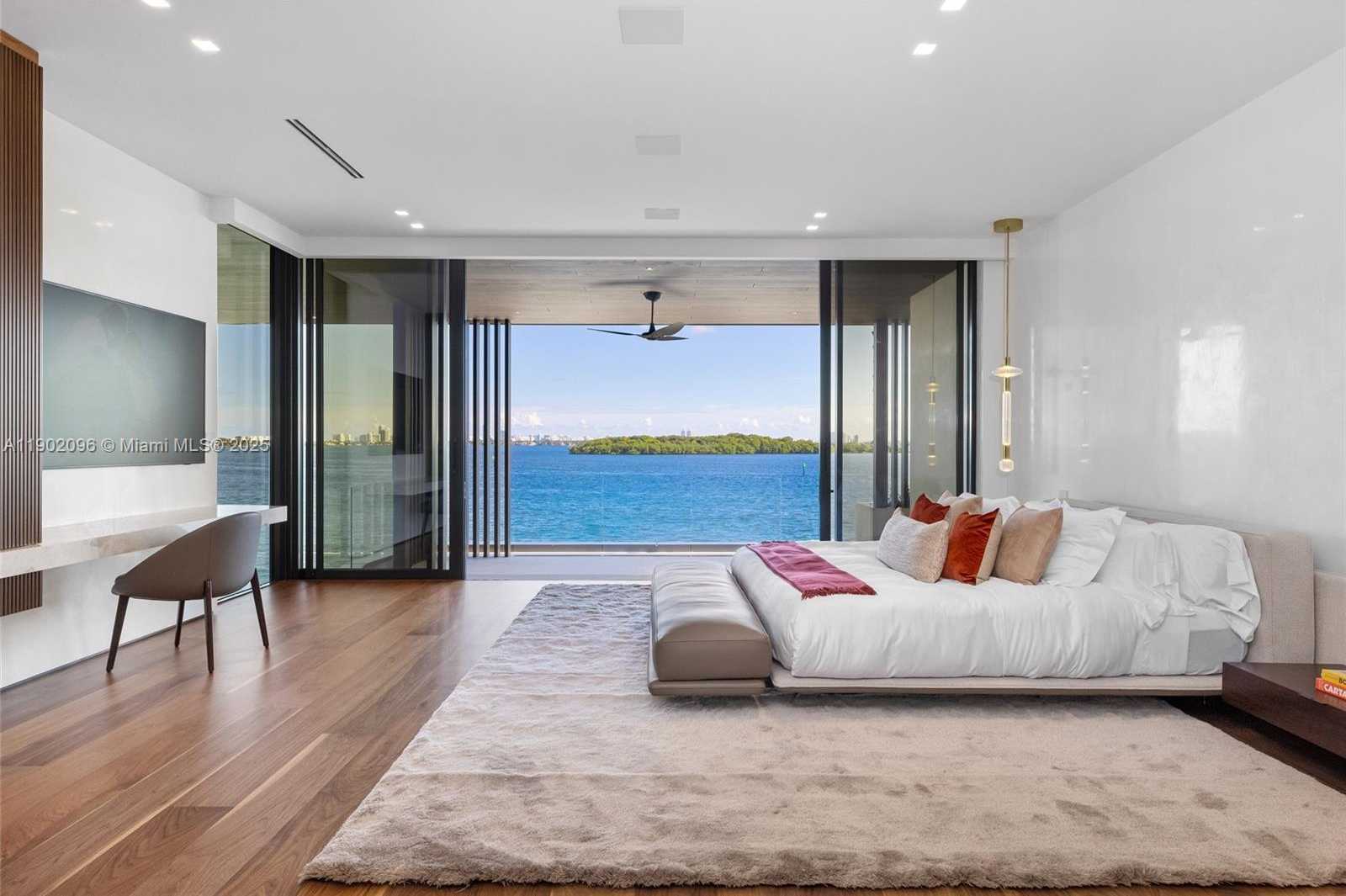 Small Image of 11404 NORTH BAYSHORE DR, North Miami Number 37