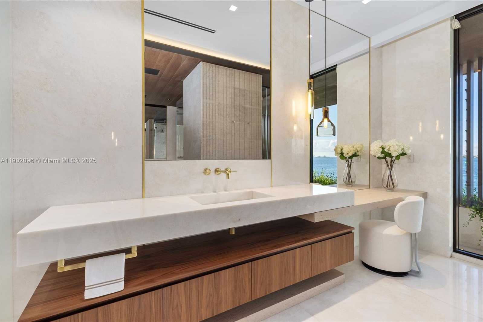 Small Image of 11404 NORTH BAYSHORE DR, North Miami Number 44