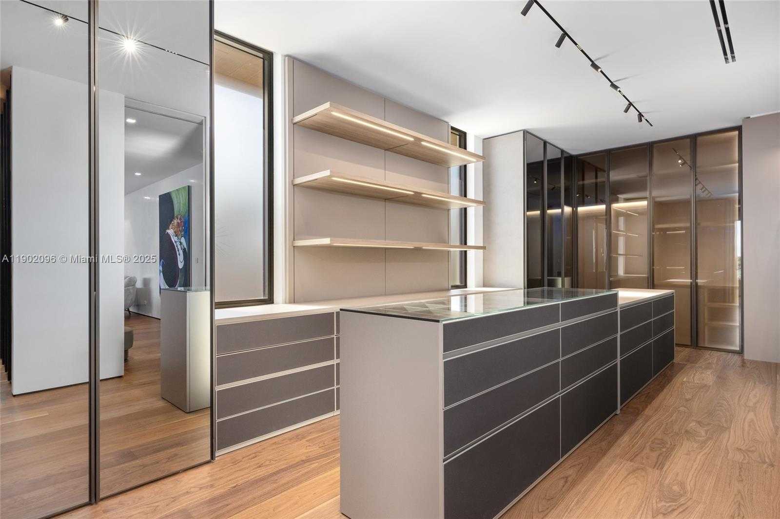 Small Image of 11404 NORTH BAYSHORE DR, North Miami Number 46