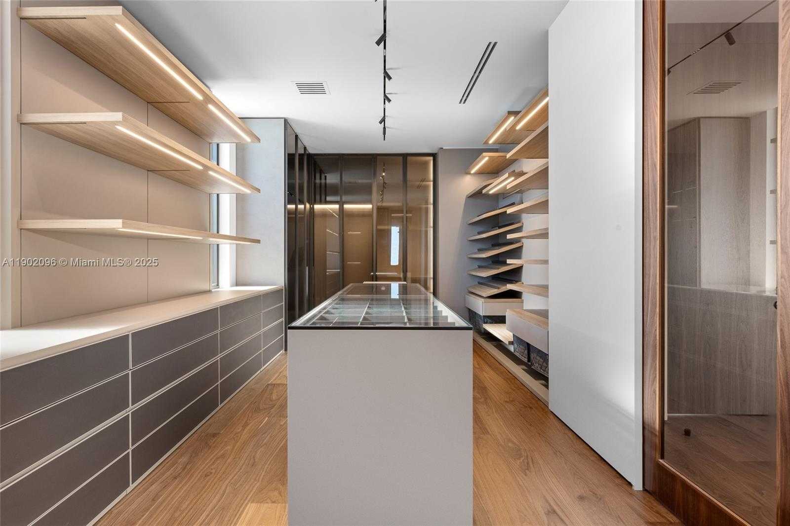 Small Image of 11404 NORTH BAYSHORE DR, North Miami Number 47