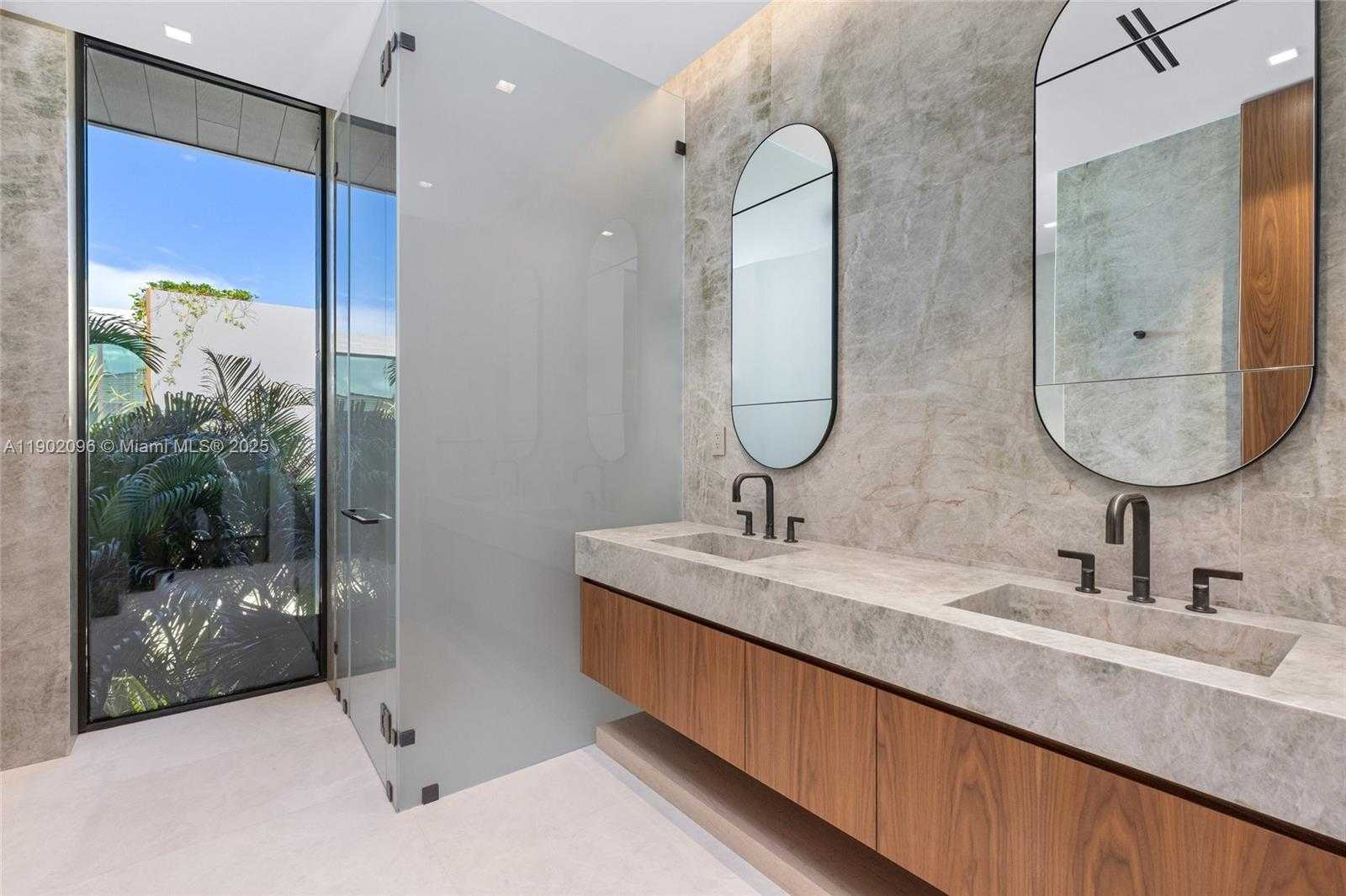 Small Image of 11404 NORTH BAYSHORE DR, North Miami Number 51