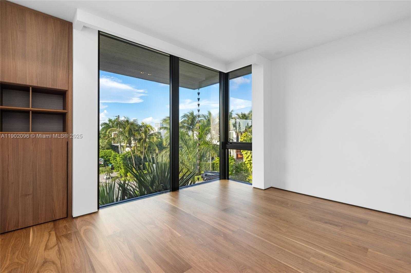 Small Image of 11404 NORTH BAYSHORE DR, North Miami Number 55