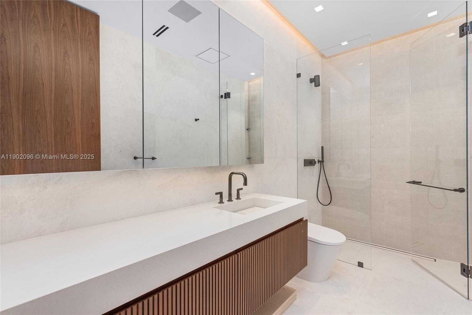 Small Image of 11404 NORTH BAYSHORE DR, North Miami Number 56