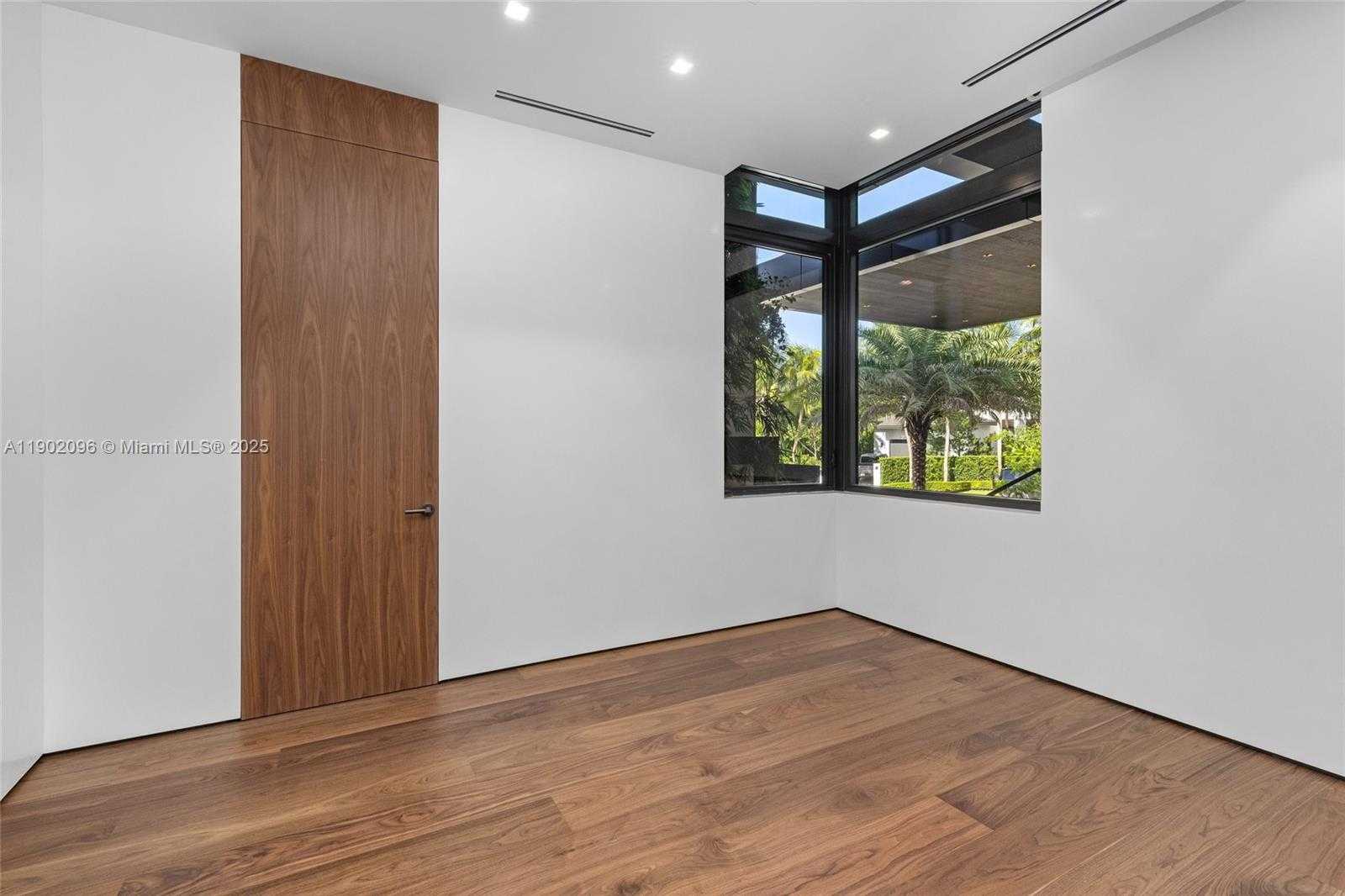 Small Image of 11404 NORTH BAYSHORE DR, North Miami Number 57