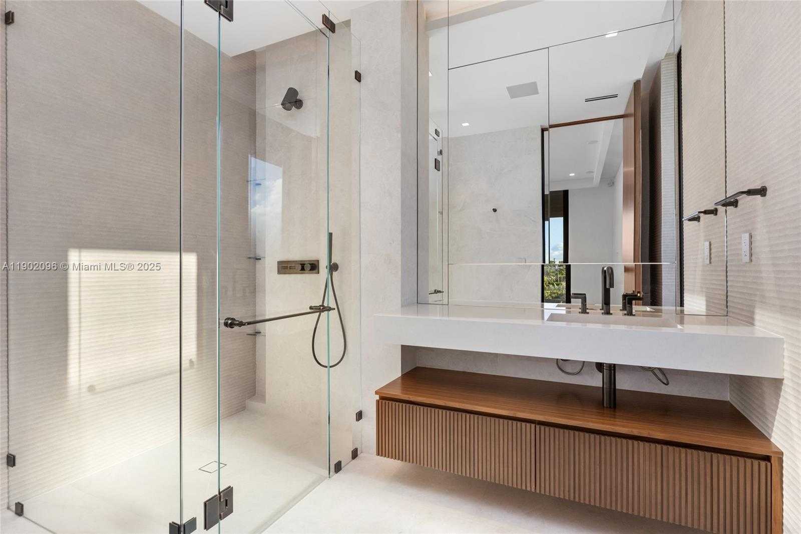 Small Image of 11404 NORTH BAYSHORE DR, North Miami Number 60