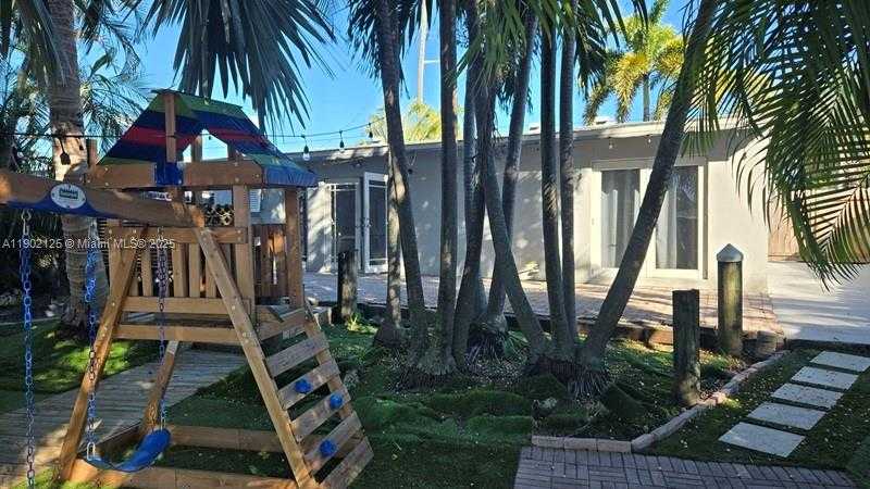 Small Image of 2622 SHERIDAN ST, Hollywood Number 3