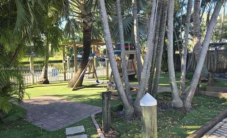 Small Image of 2622 SHERIDAN ST, Hollywood Number 6