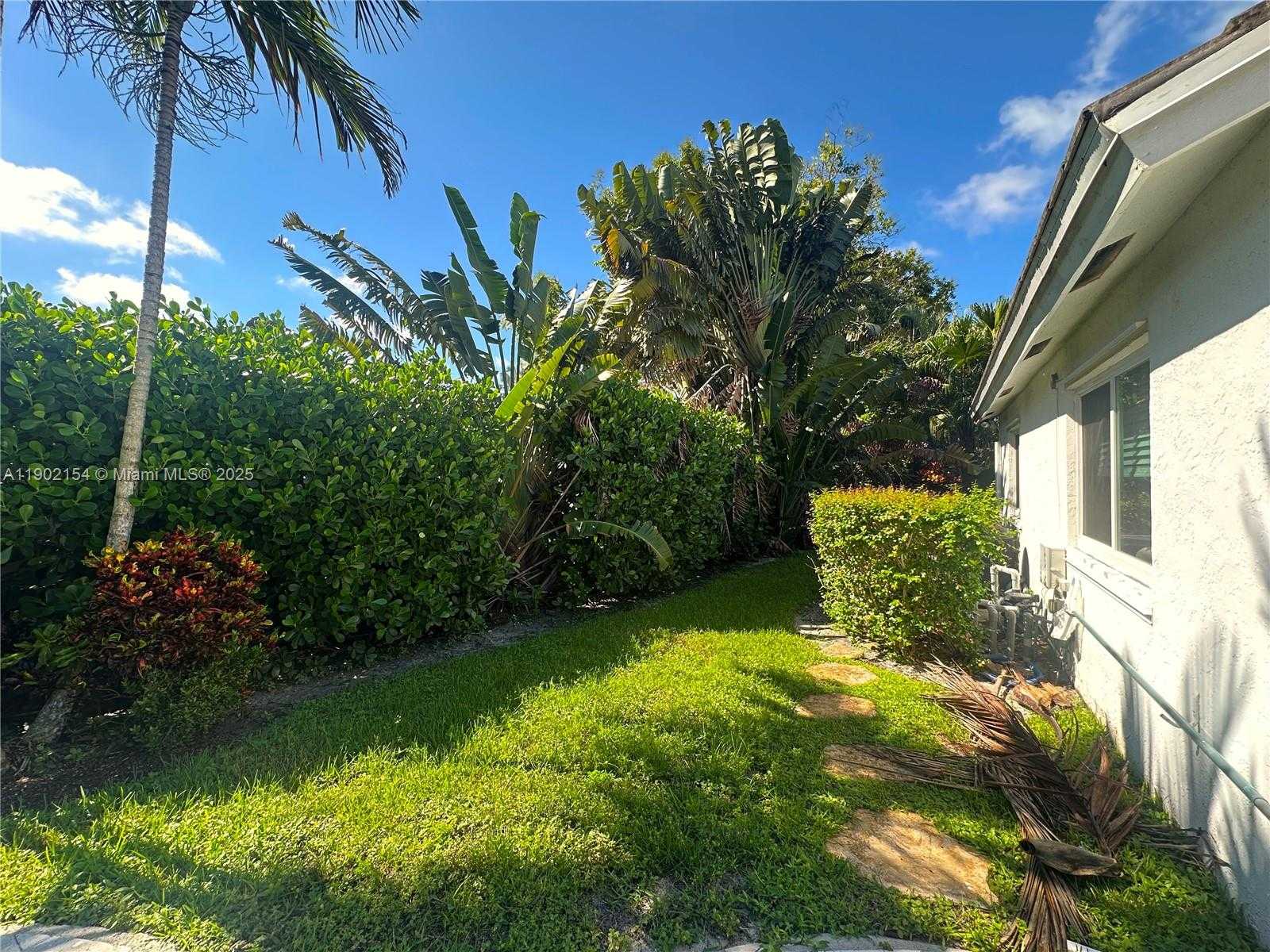 Small Image of 1510 SOUTH WEST 96TH TER, Davie Number 8