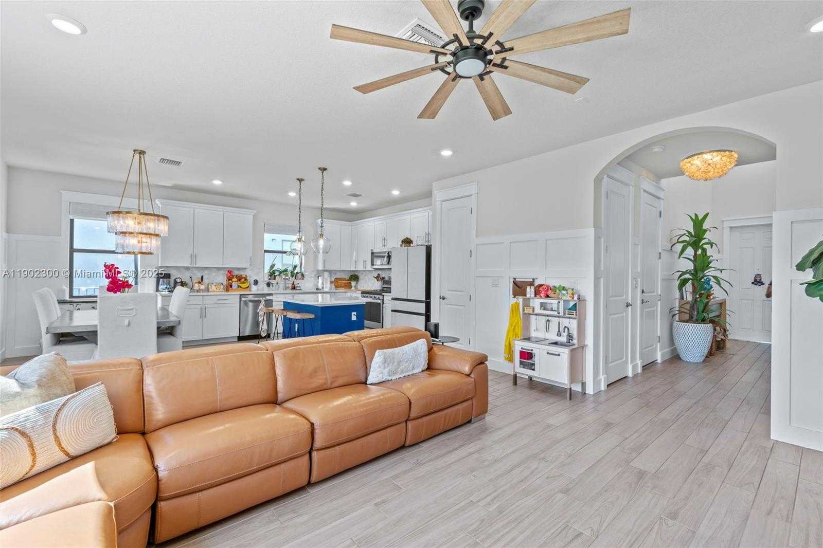 Small Image of 2434 PRIMROSE PL, Oakland Park Number 4