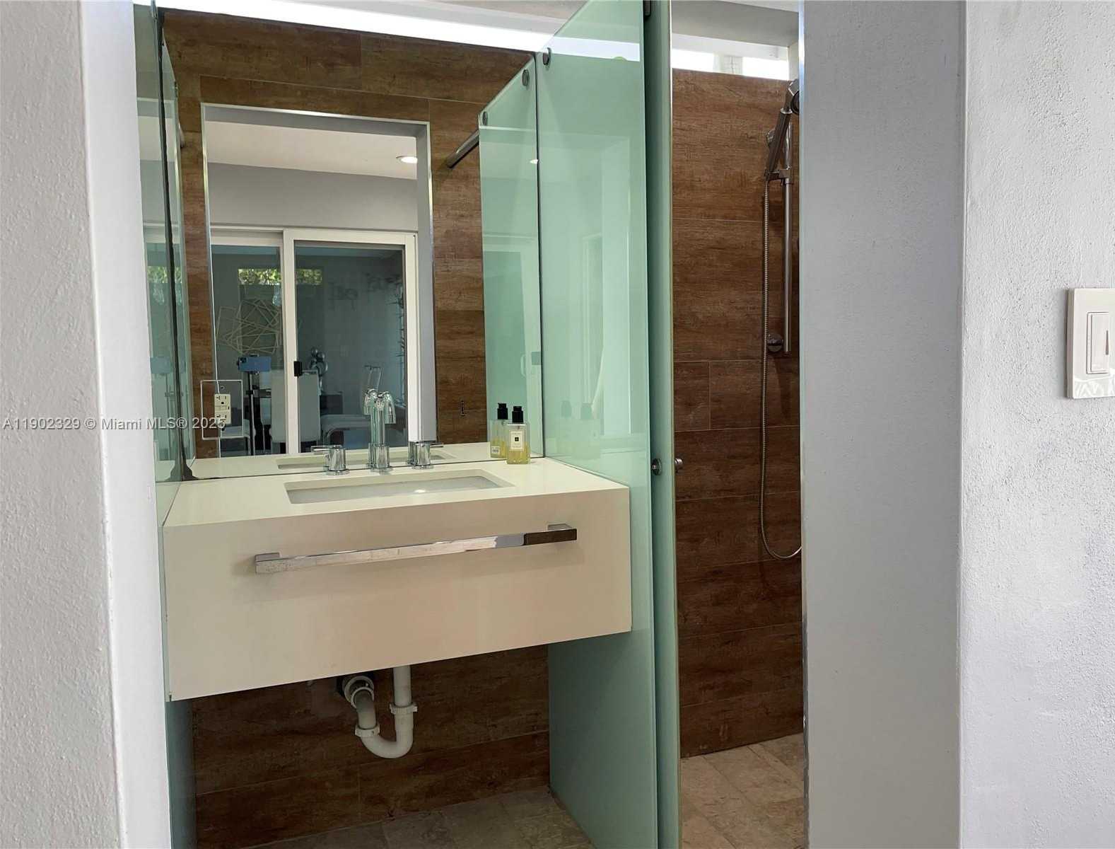 Small Image of 404 COCONUT ISLE DR, Fort Lauderdale Number 37