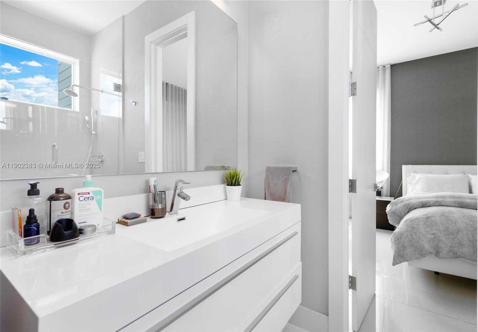 Small Image of 10580 NORTH WEST 67TH TER, Doral Number 24