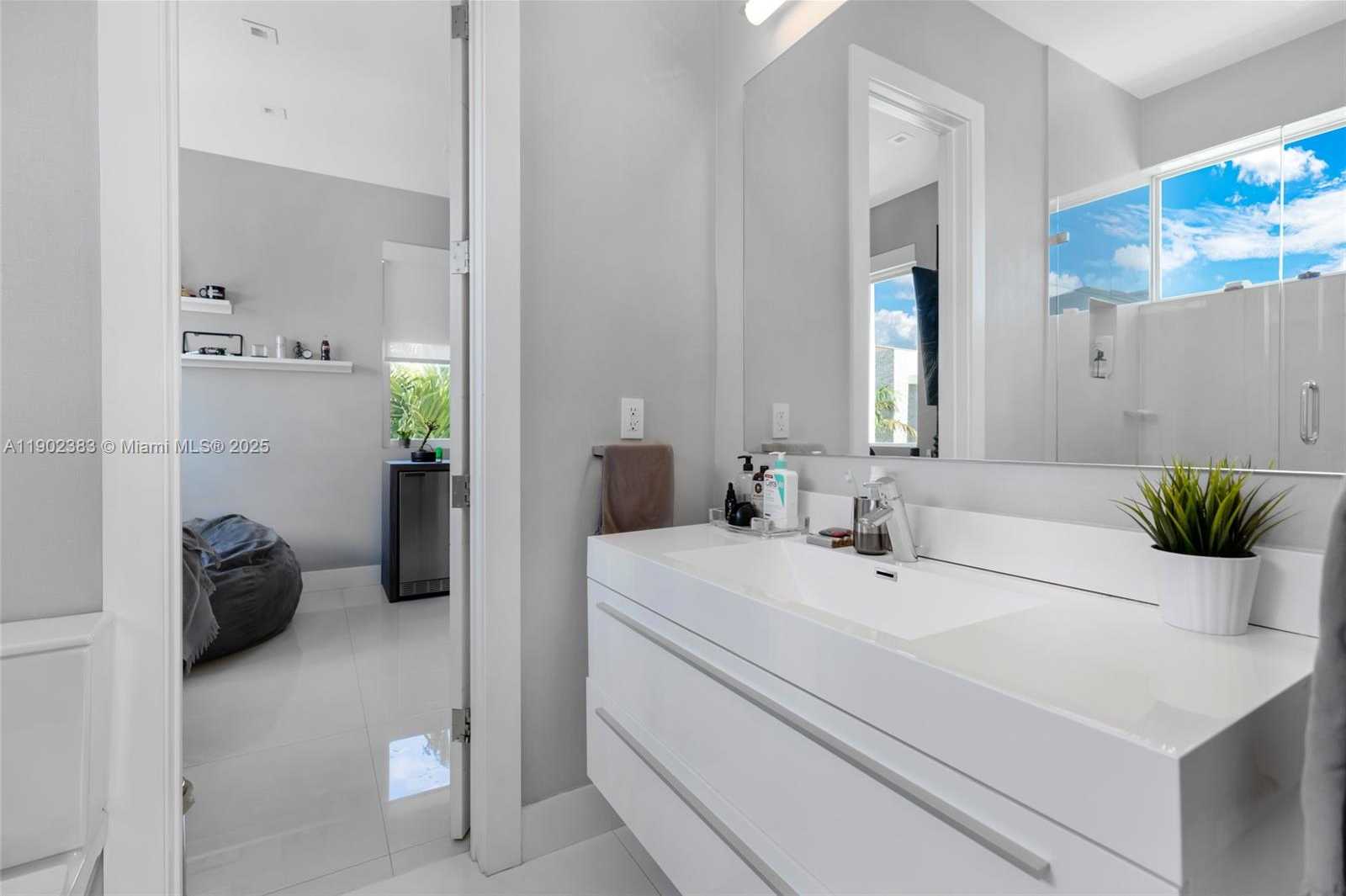 Small Image of 10580 NORTH WEST 67TH TER, Doral Number 25