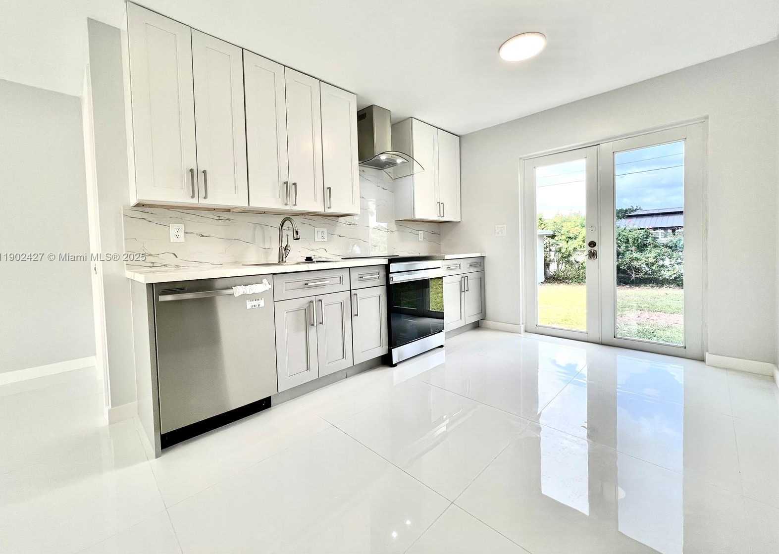 Small Image of 6417 FLETCHER ST, Hollywood Number 2