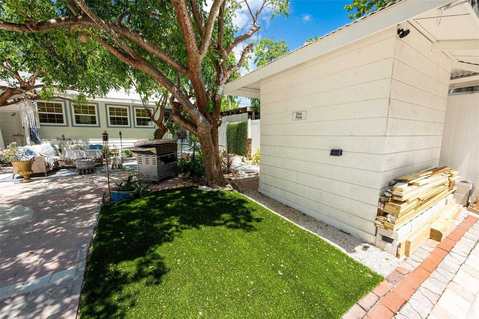 Small Image of 7 BARCELONA DR BIG COPPITT, Key West Number 12