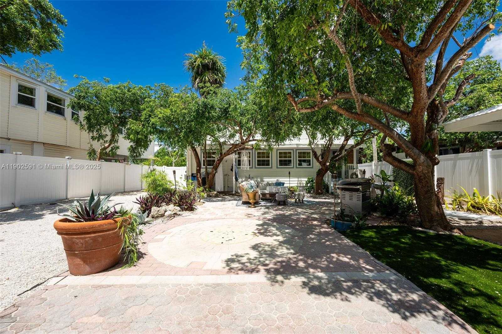 Small Image of 7 BARCELONA DR BIG COPPITT, Key West Number 13