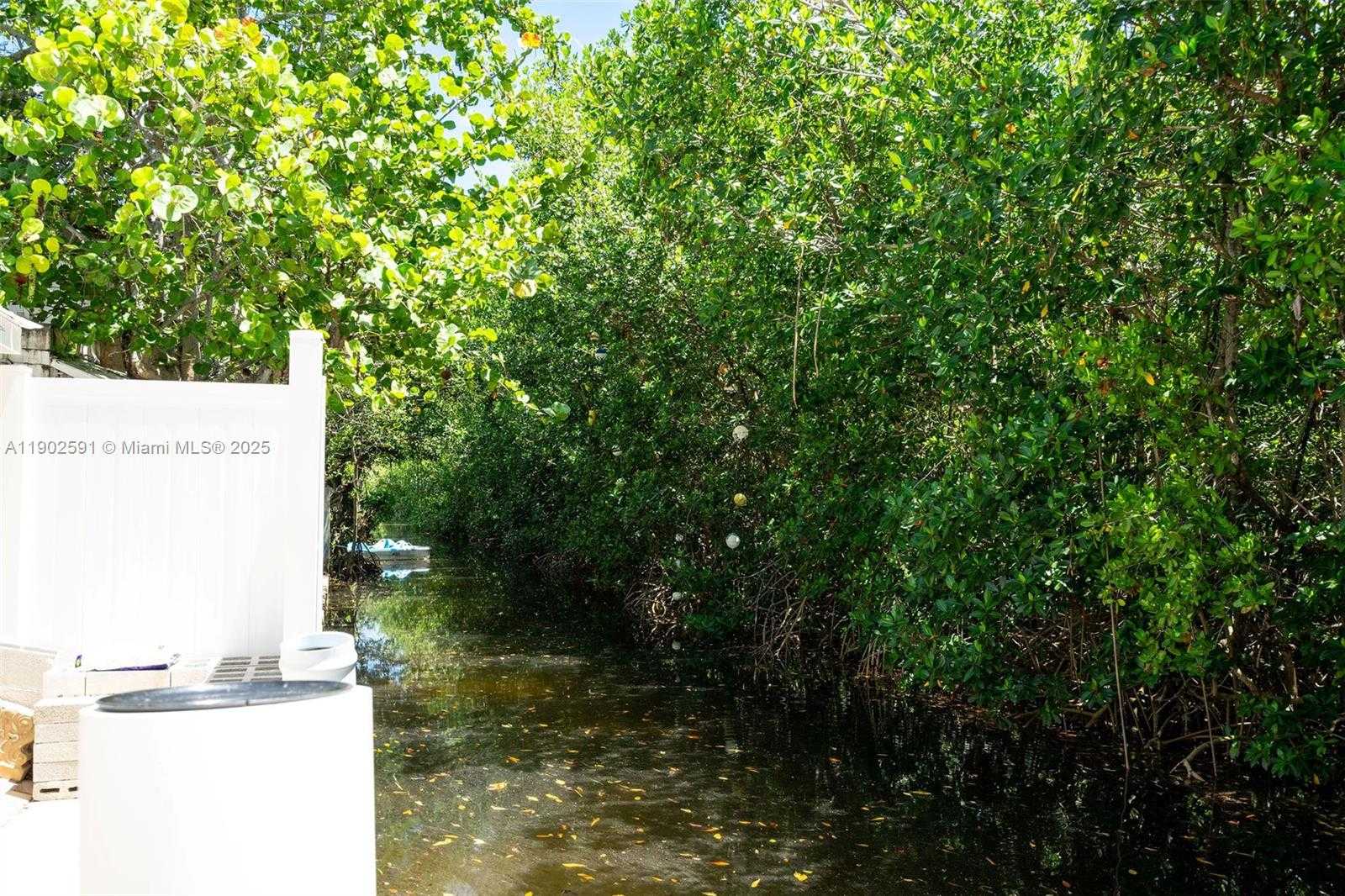 Small Image of 7 BARCELONA DR BIG COPPITT, Key West Number 14