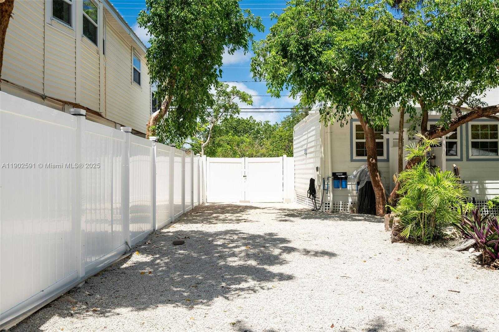 Small Image of 7 BARCELONA DR BIG COPPITT, Key West Number 15