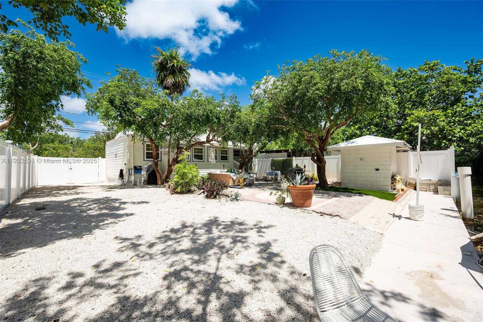 Small Image of 7 BARCELONA DR BIG COPPITT, Key West Number 16