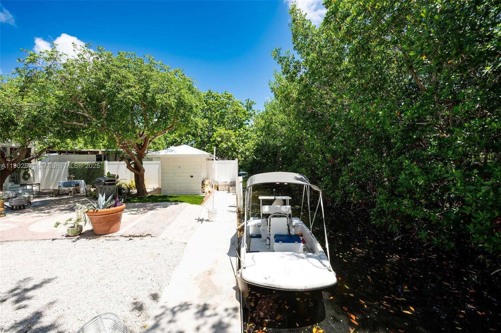 Small Image of 7 BARCELONA DR BIG COPPITT, Key West Number 17